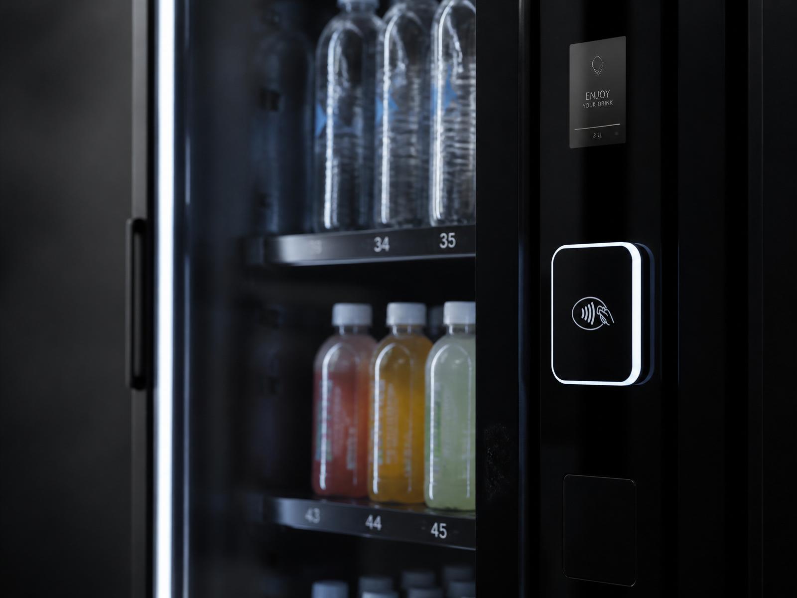 Detailopname van een SmartFridge met contactloze reader en verlichte planken
